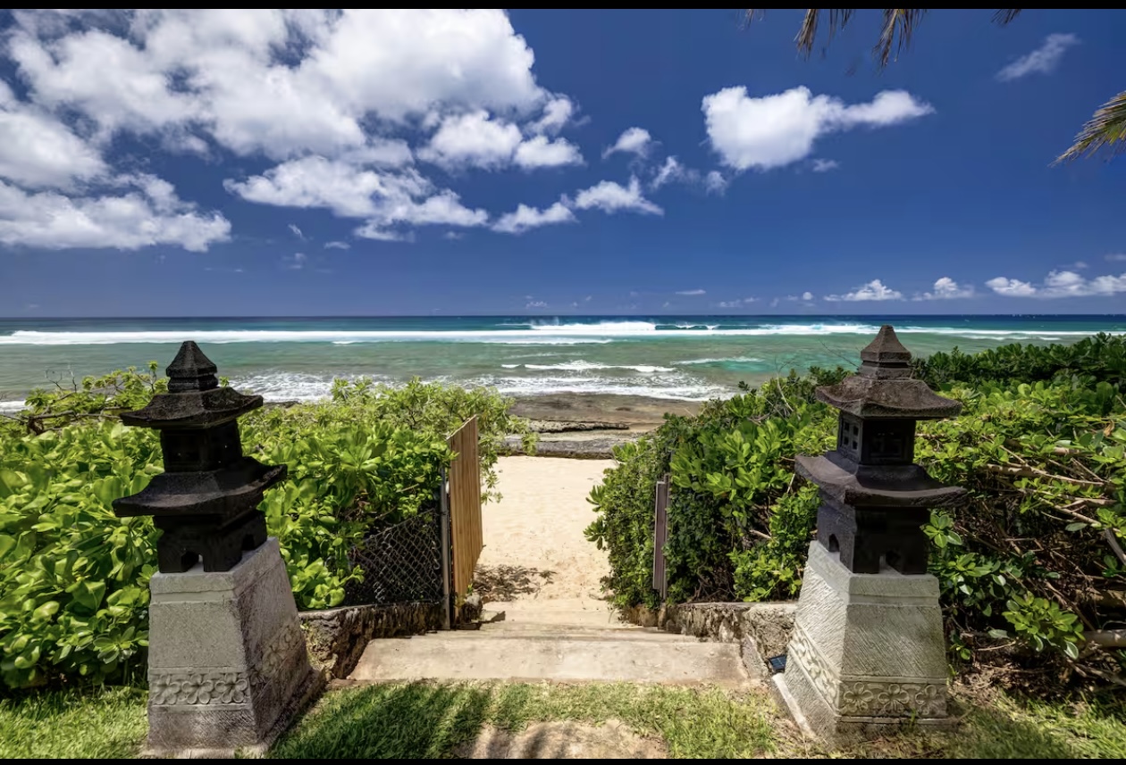 Path opening onto Sunset Beach in Oʻahu